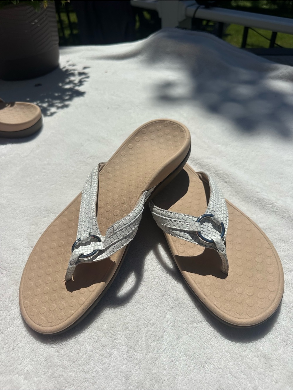 Vionic Aloe leather sandals size 11 white